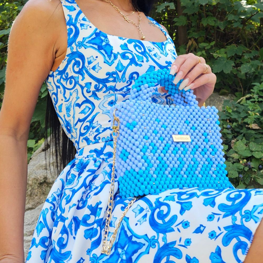 Amira Blue Perlen-Umhängetasche in Blau
