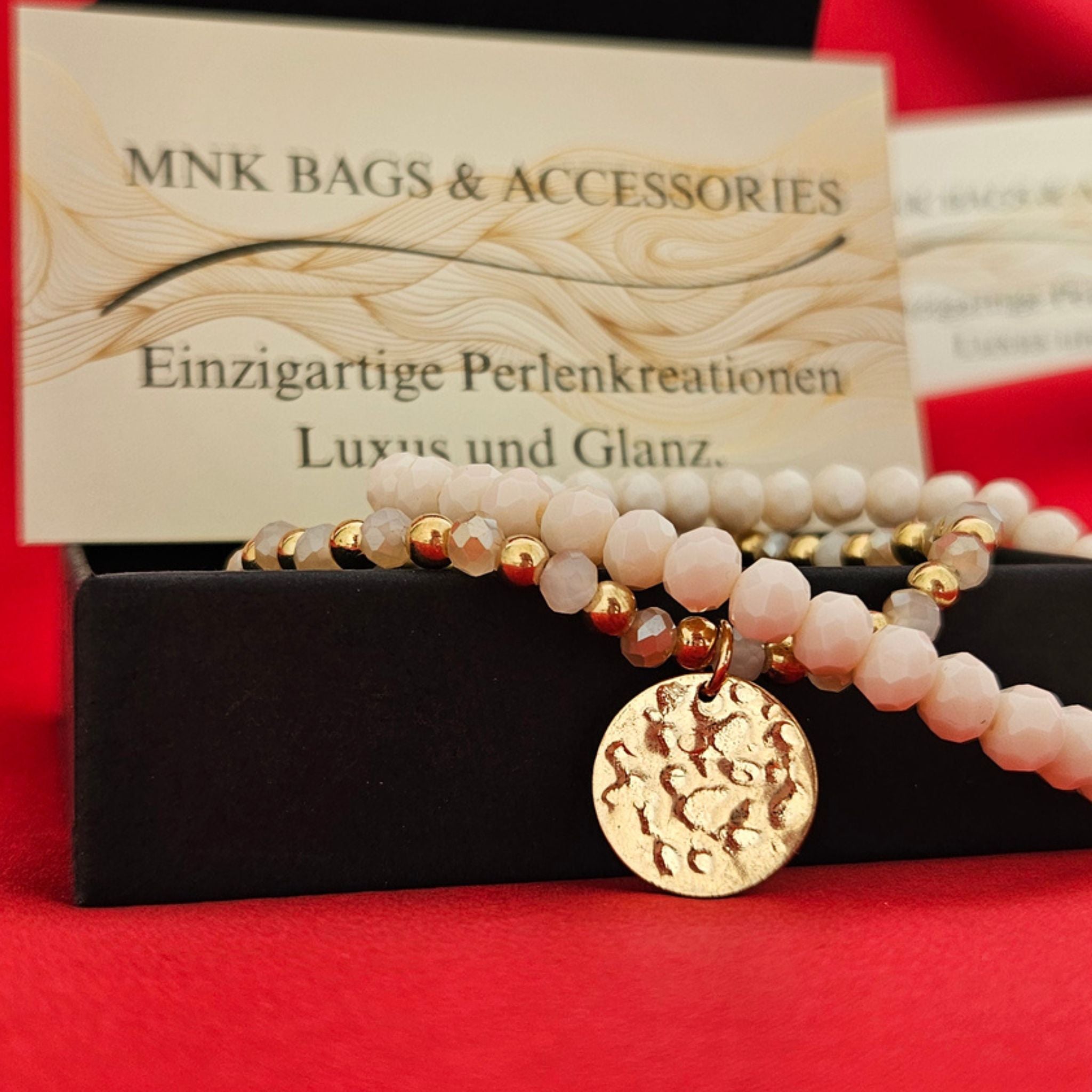 White & Gold Charm – Handgefertigtes Armband-Set Mnk Bags Accessories