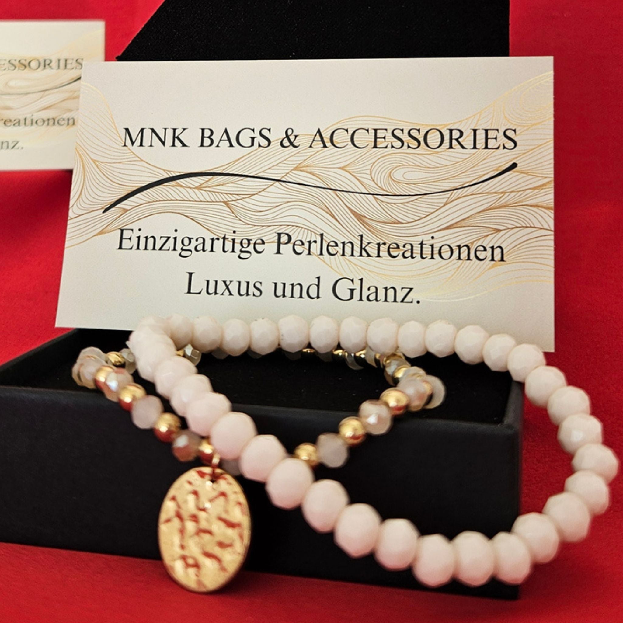White & Gold Charm – Handgefertigtes Armband-Set Mnk Bags Accessories