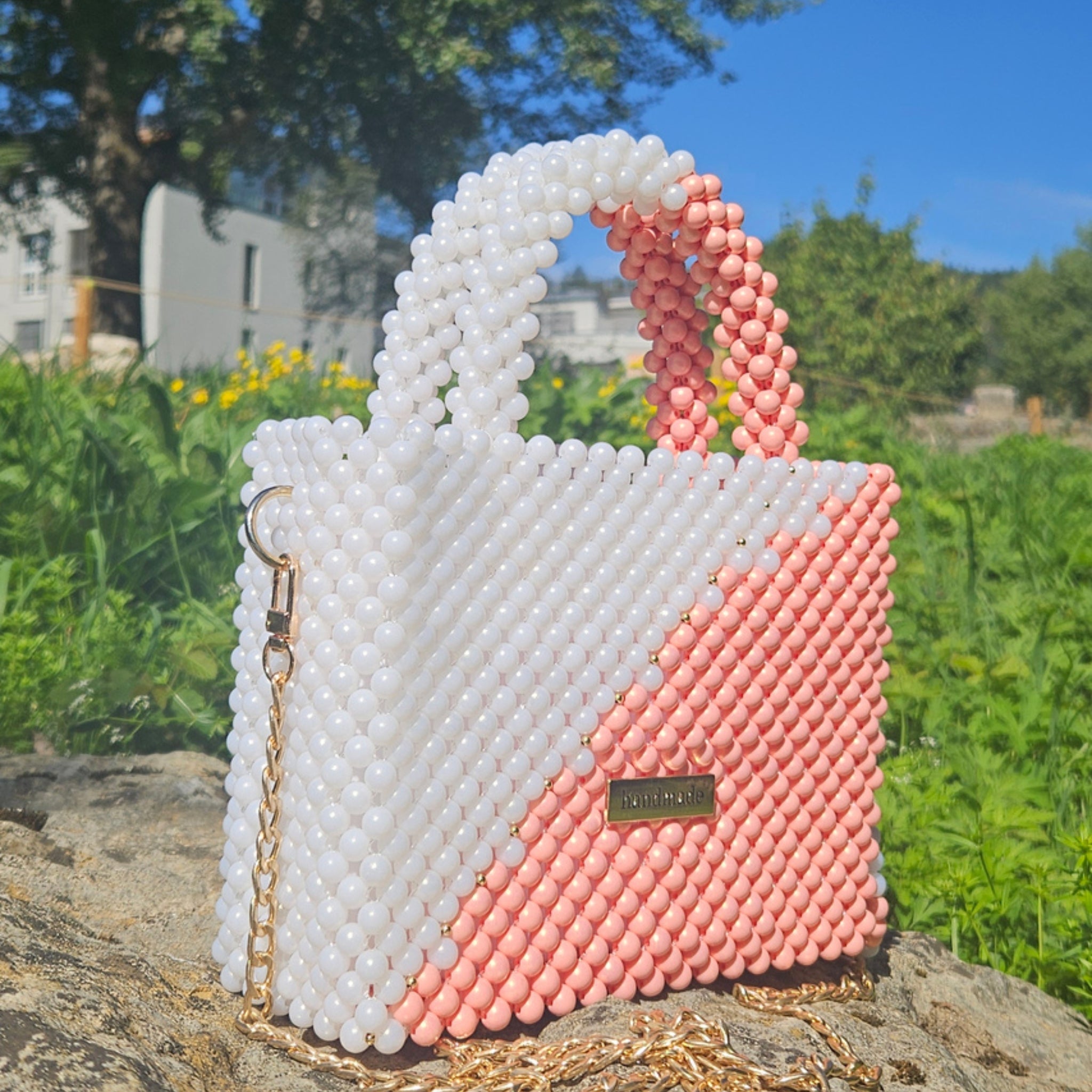 Handtasche – Eleganz in Weiß und Koralle