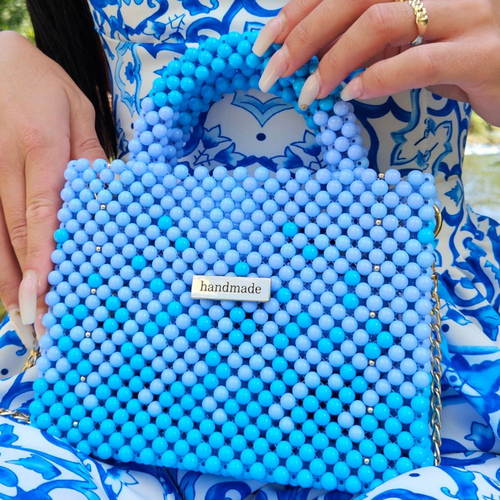 Amira Blue Perlen-Umhängetasche in Blau