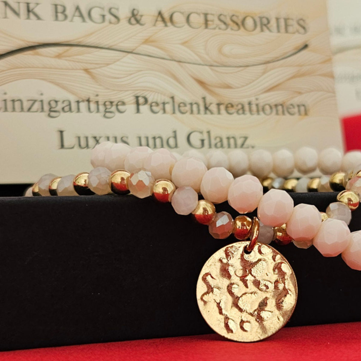 White & Gold Charm – Handgefertigtes Armband-Set Mnk Bags Accessories