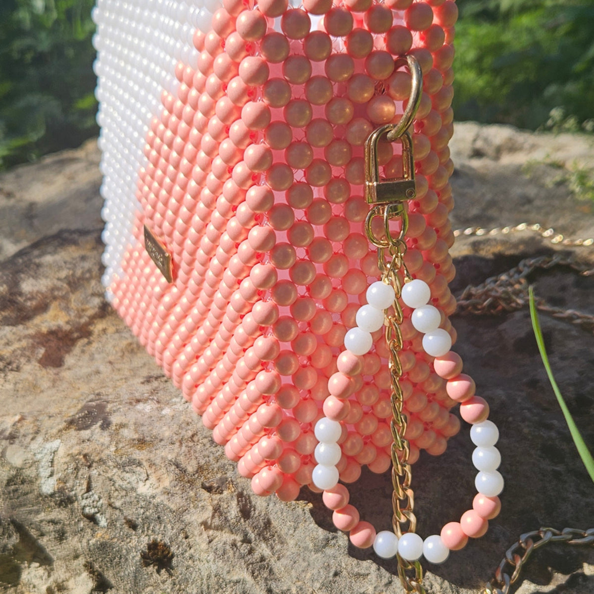 Handtasche – Eleganz in Weiß und Koralle