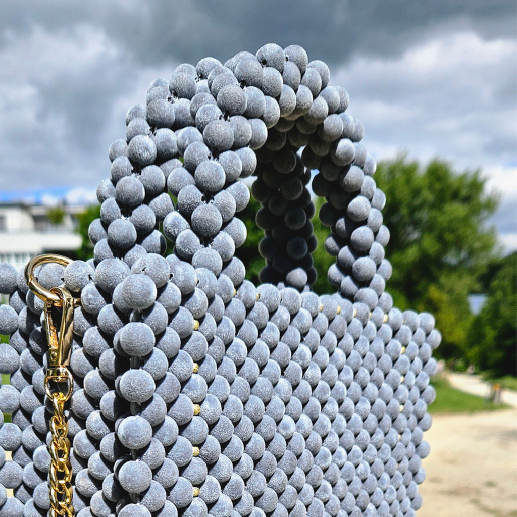 Bella Grey- Luxus Tasche mit samtumhüllten Perlen & Gold-Akzenten