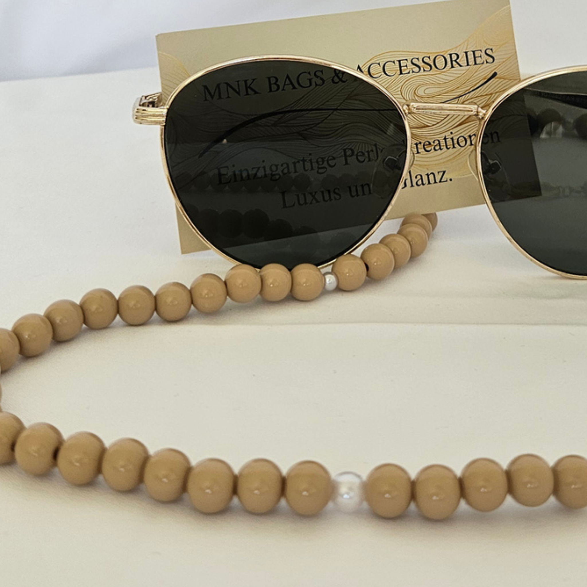Brillenkette aus Perlen in Beige – 2-in-1 Schmuckkette für Damen