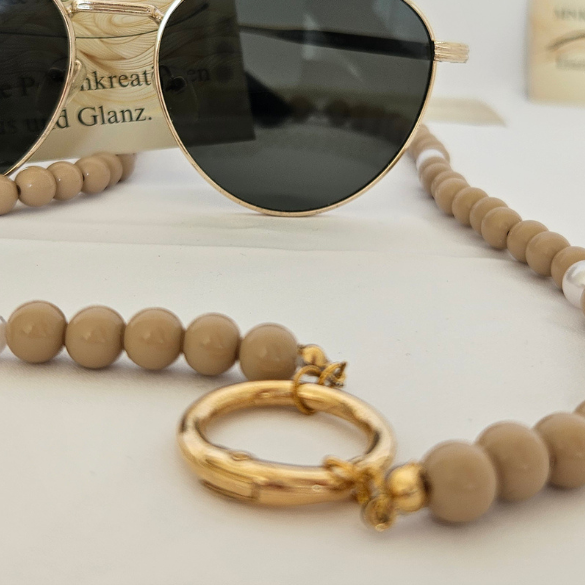 Brillenkette aus Perlen in Beige – 2-in-1 Schmuckkette für Damen