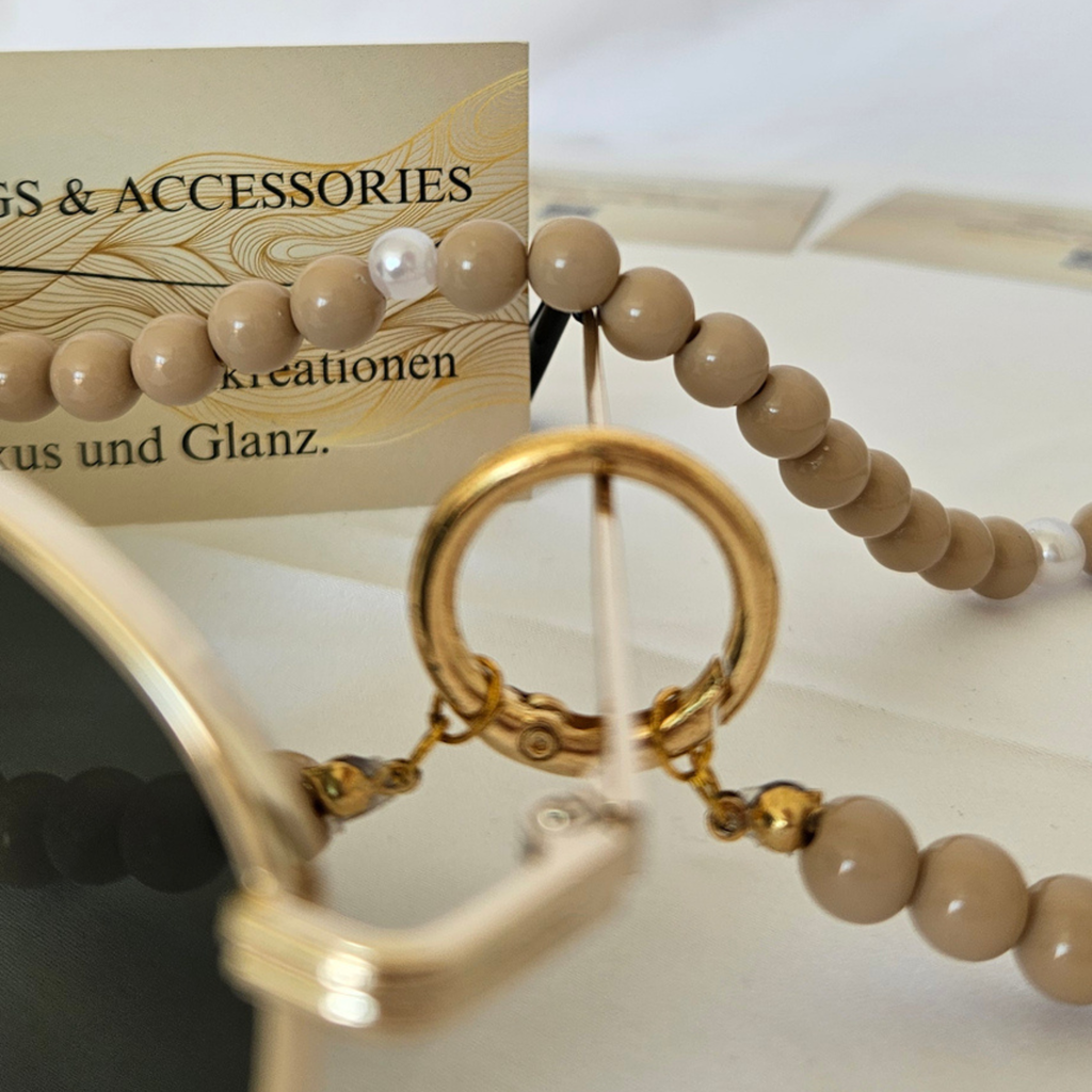 Brillenkette aus Perlen in Beige – 2-in-1 Schmuckkette für Damen