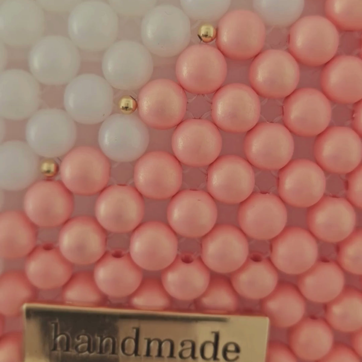 Handtasche – Eleganz in Weiß und Koralle